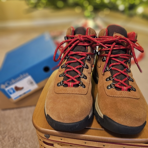 Columbia Women's Waterproof Hiking Boots - Picture 7 of 9